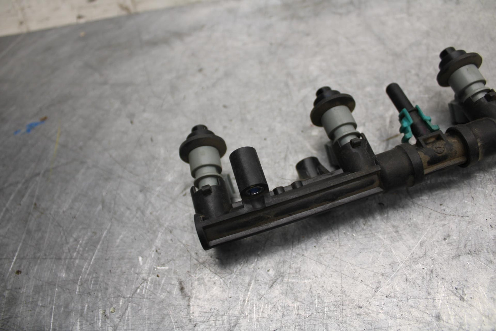 2007 Honda CBR600RR SECONDARY FUEL INJECTORS TOP AIRBOX GAS RAIL  BB42