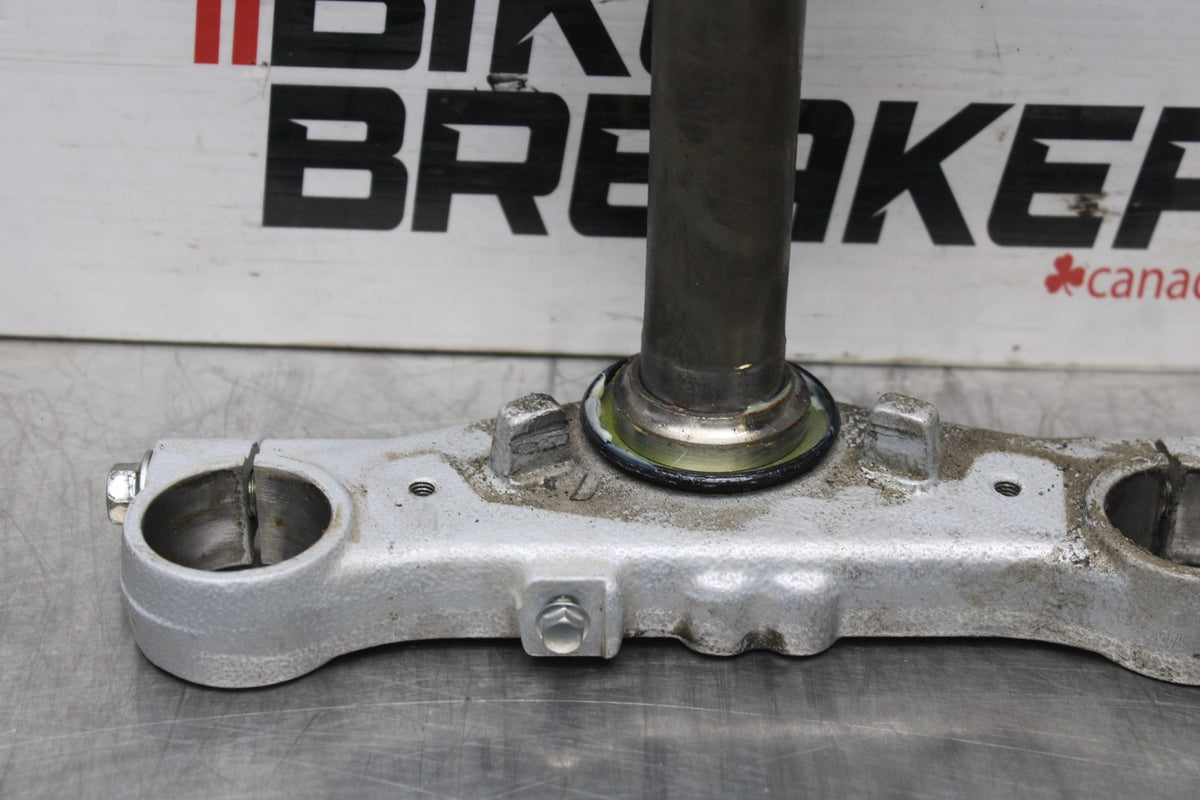 15 SUZUKI GW250F FRONT FORKS CLAMP LOWER TRIPLE TREE STEM BB789