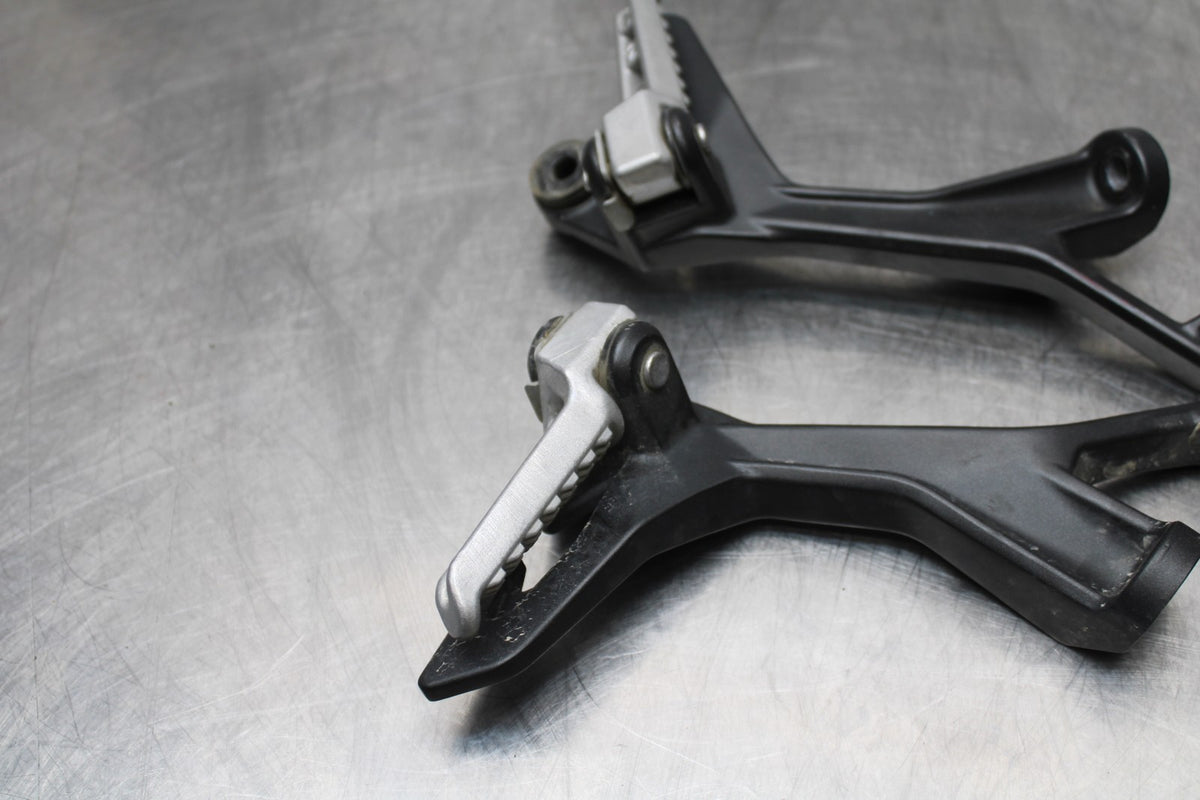 18-23 KAWASAKI NINJA 400 EX400 ABS REAR BACK PASSENGER PEG SET PAIR BB177