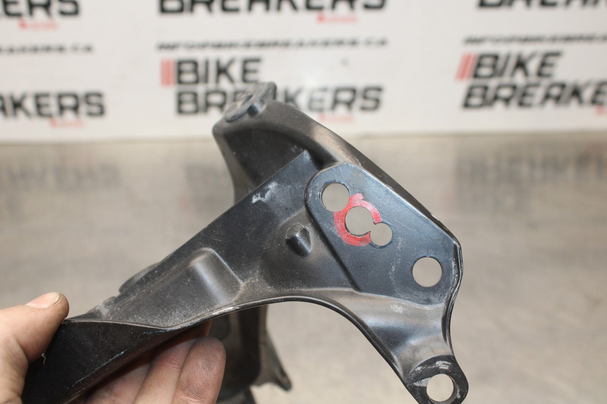 06-07 SUZUKI GSXR600 UPPER FAIRING MIRROR GAUGES STAY BRACKET BB836