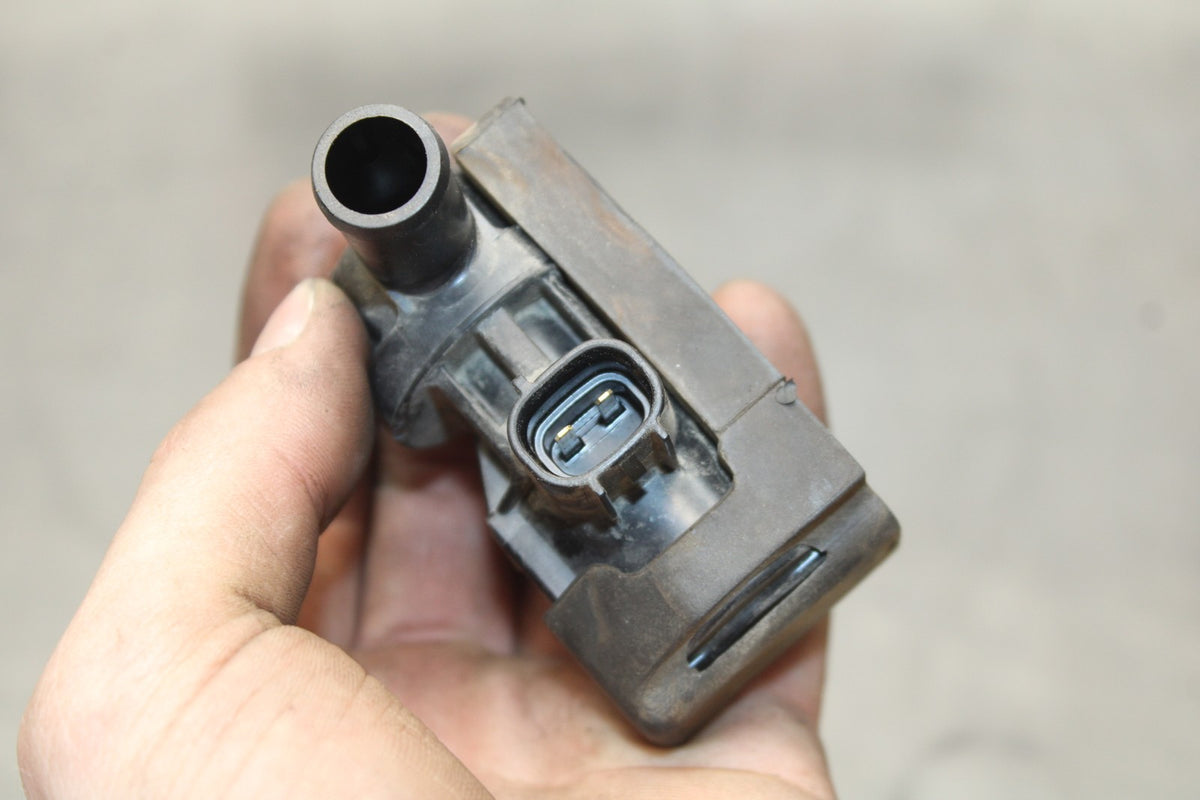 12-16 KAWASAKI NINJA 650 EX650F ABS AIR VALVE SOLENOID TOP ENGINE SENSOR BB860