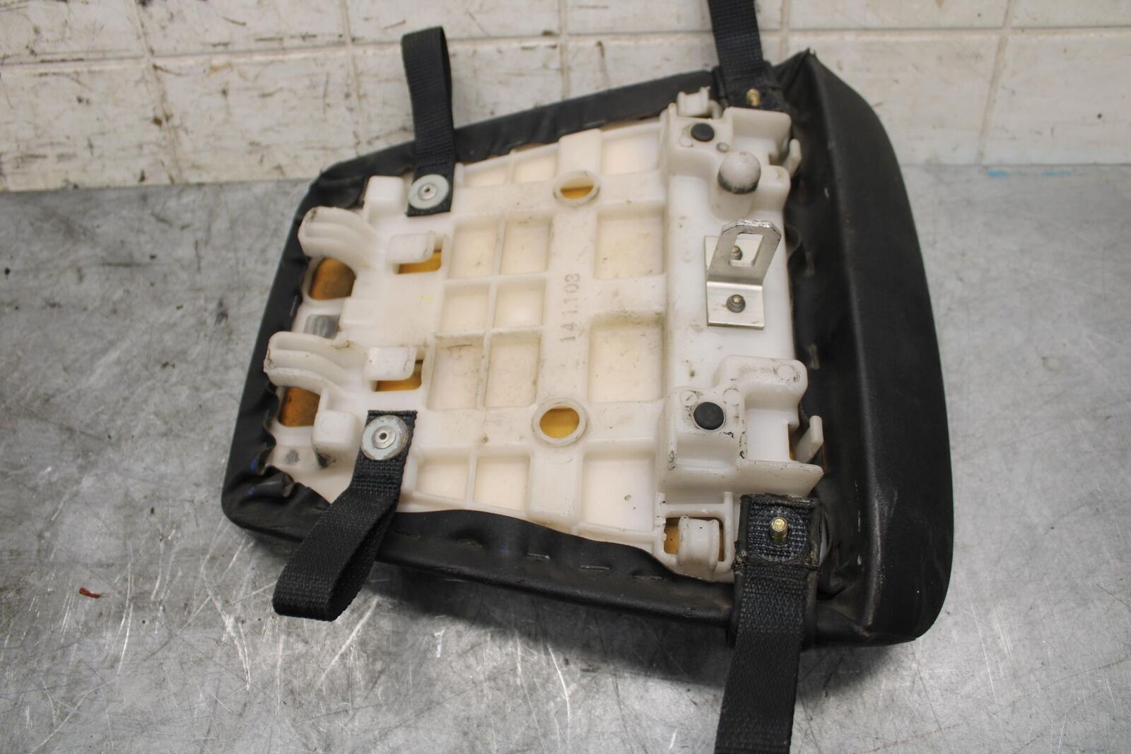 2002 Yamaha YZF R6 REAR BACK PASSENGER TANDEM SEAT PAD SADDLE PILLION BB545