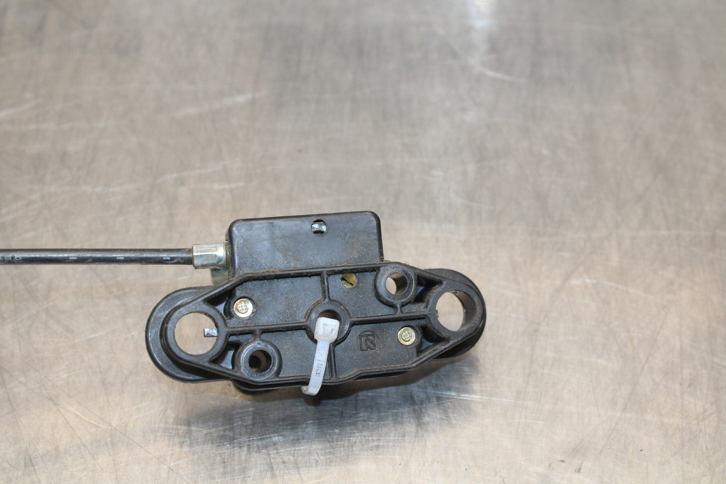 04-05 KAWASAKI NINJA ZX10R REAR PASSENGER SEAT LATCH LOCK ASSEMBLY BB163