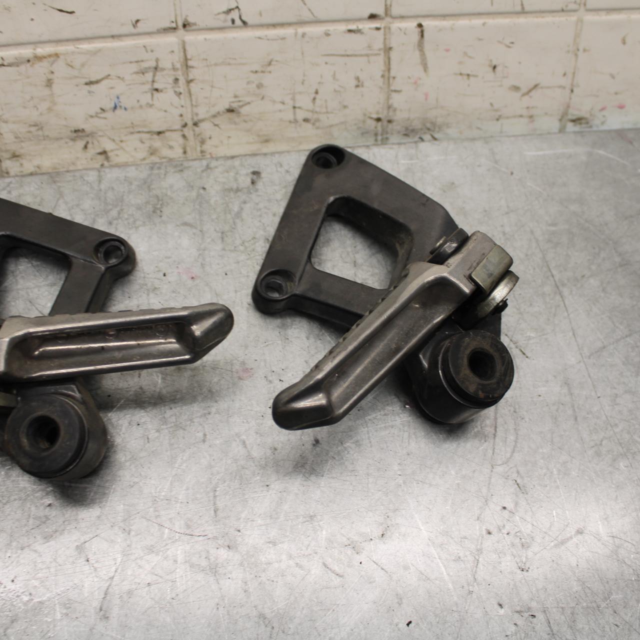 2001 Kawasaki Ninja ZX6 ZX600E REAR BACK PASSENGER PEG SET PAIR BB547