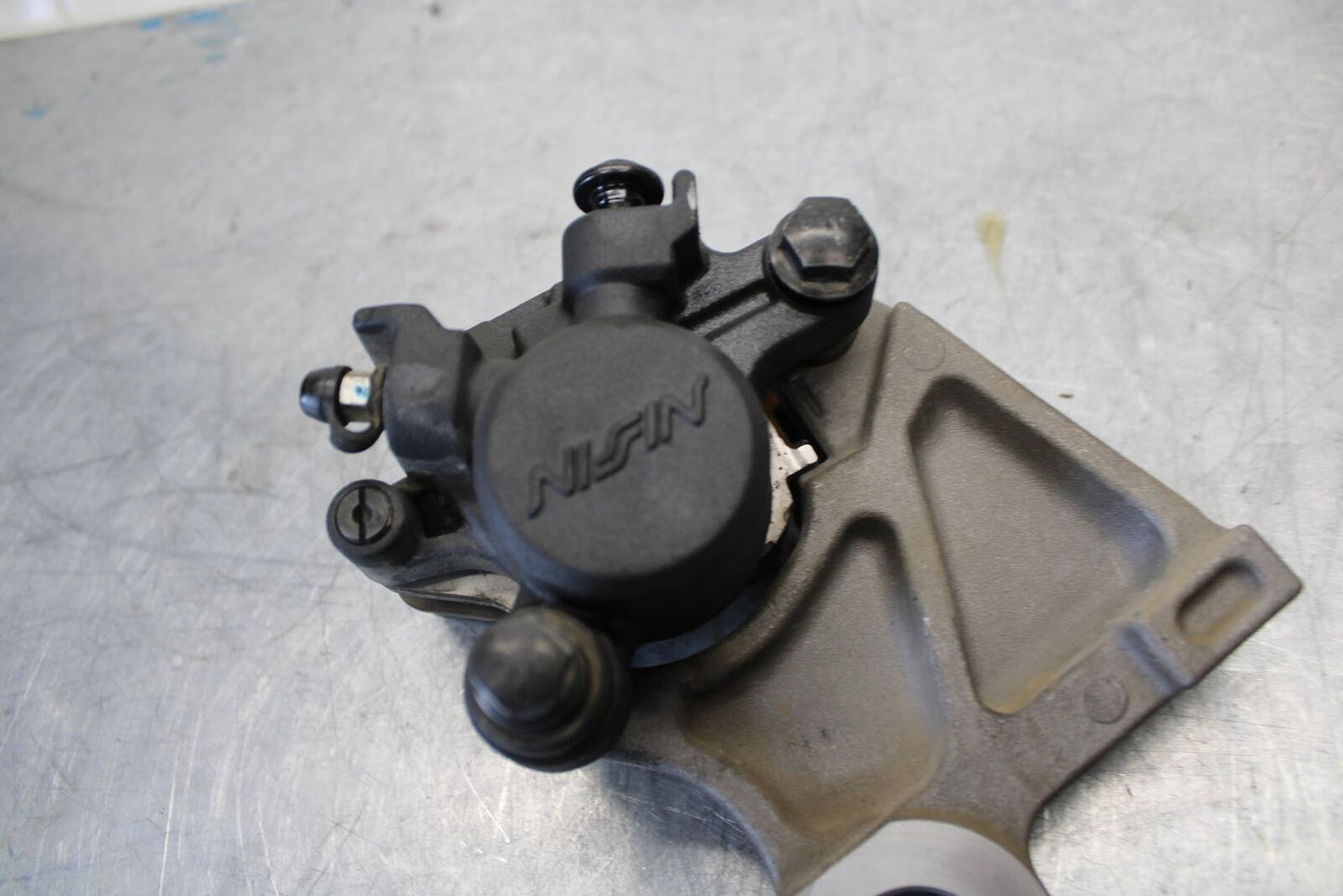 08-16 YAMAHA YZF R6 REAR  BRAKE CALIPER W MOUNT BRACKET 2C0-2580W-00-00 BB436