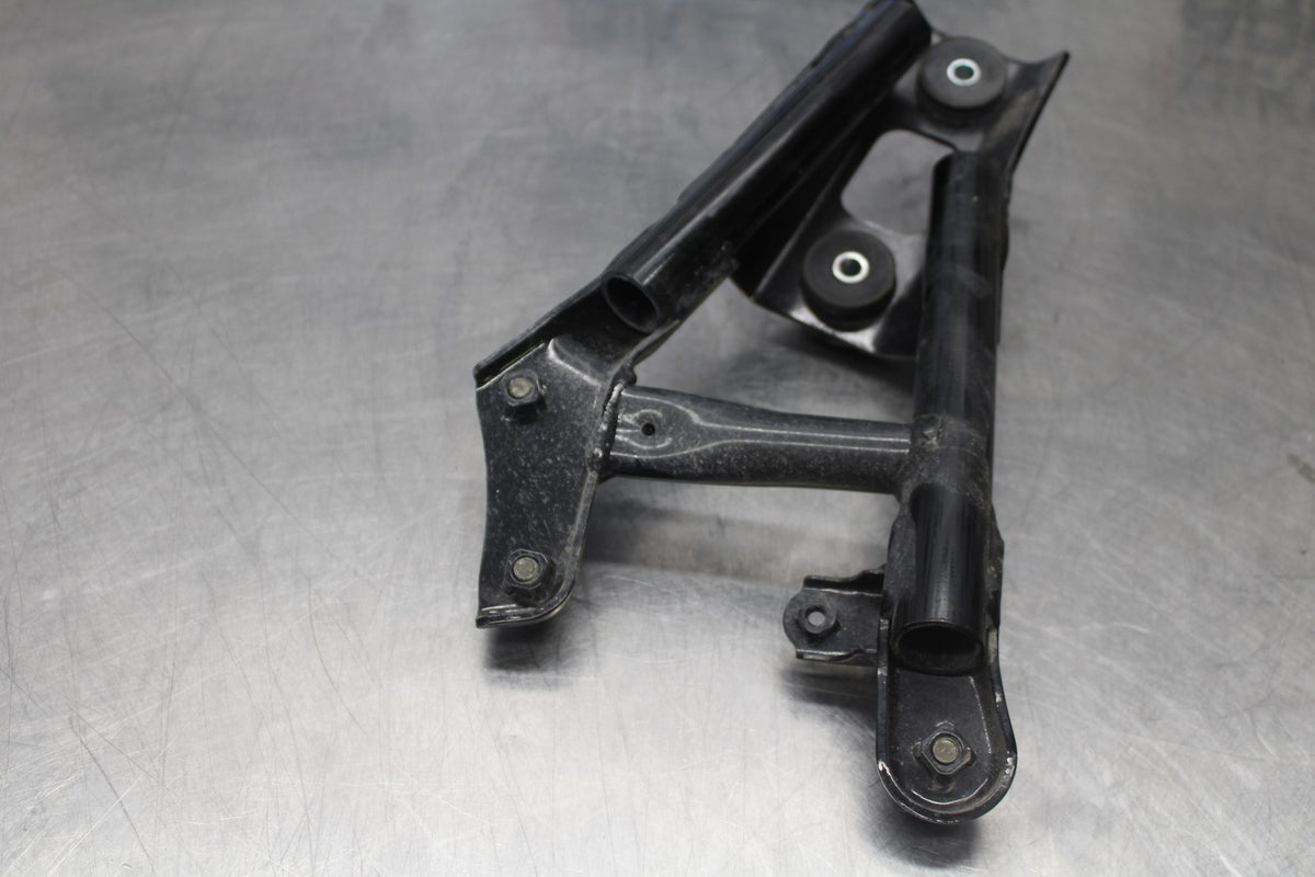07 SUZUKI BOULEVARD M50 MUFFLER EXHAUST PIPE BRACKET MOUNT BB897