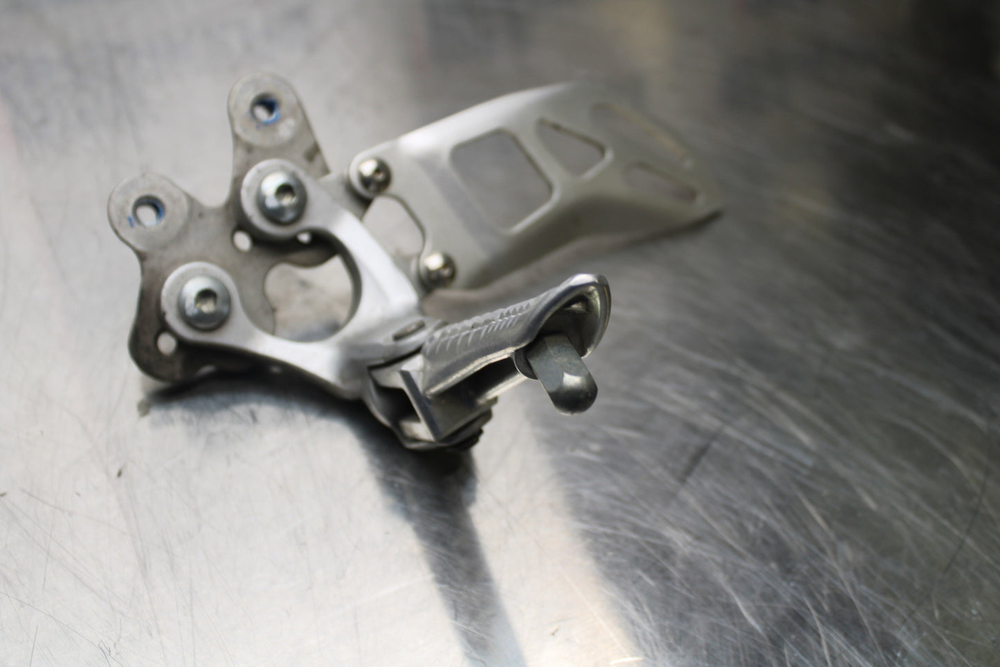 11 SUZUKI GSXR1000 LEFT REARSET REAR SET DRIVER FOOT PEG REST STOP BB142