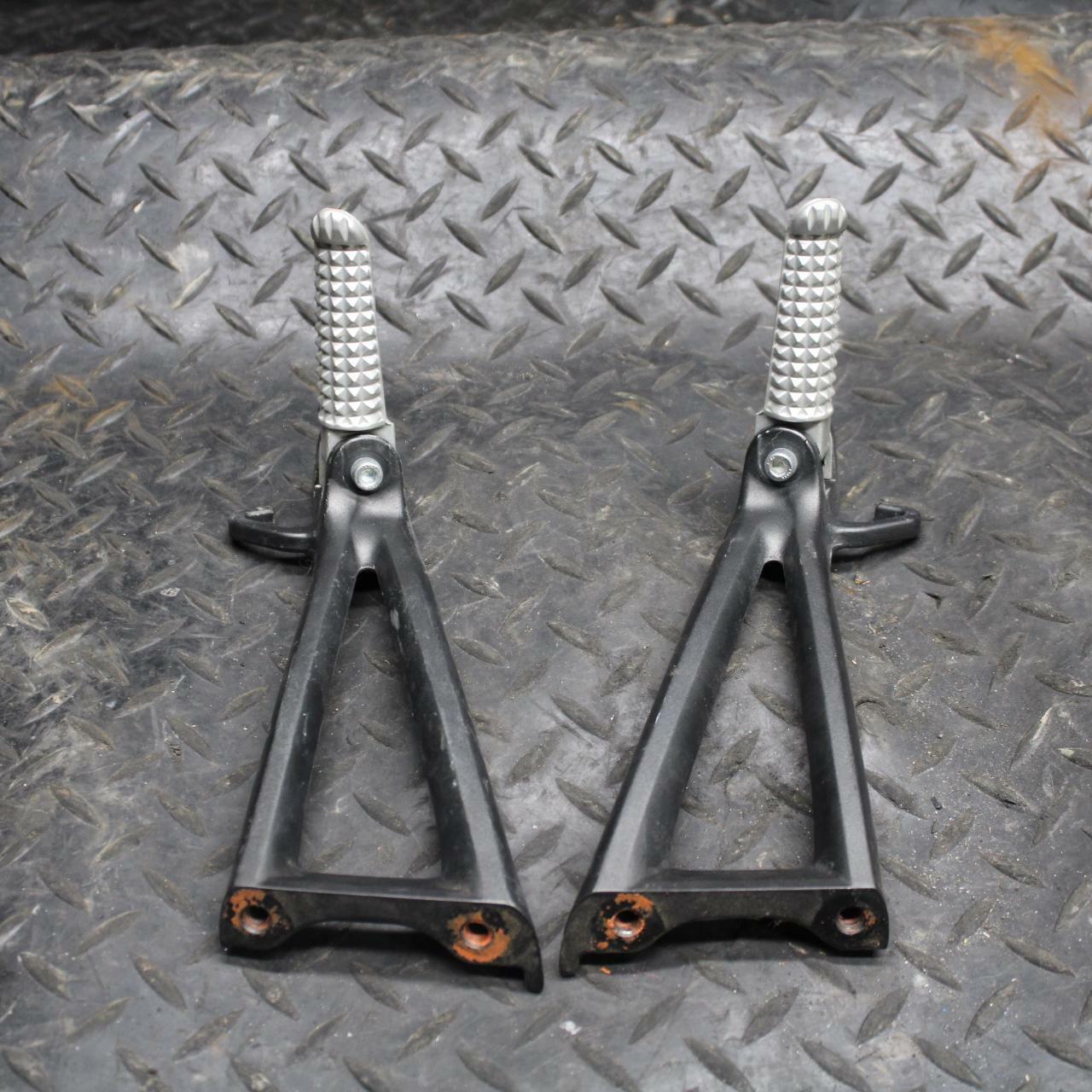 08-16 YAMAHA YZF R6 REAR BACK PASSENGER PEG SET PAIR BB209