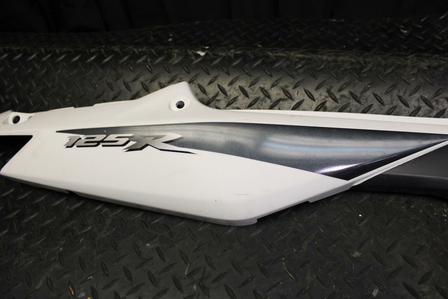 08 HONDA CBR125R RIGHT FRAME SIDE COVER COWL PANEL TRIM bb180