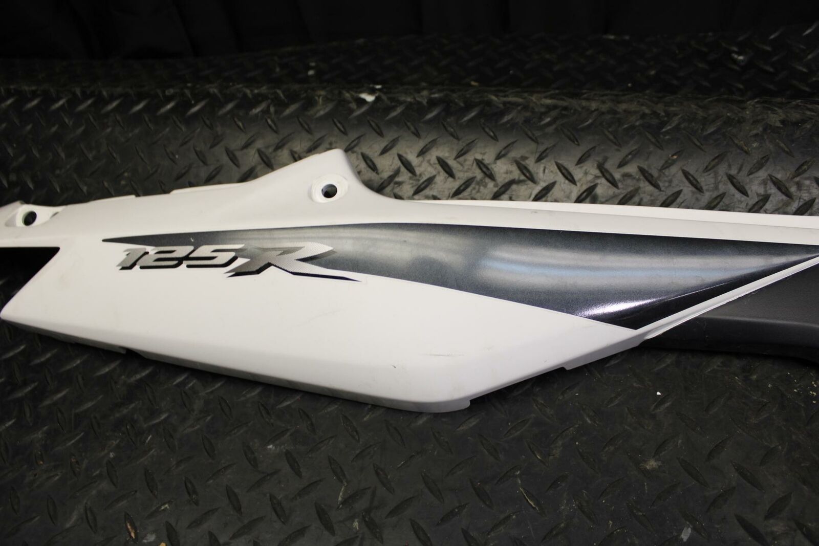 08 HONDA CBR125R RIGHT FRAME SIDE COVER COWL PANEL TRIM bb180