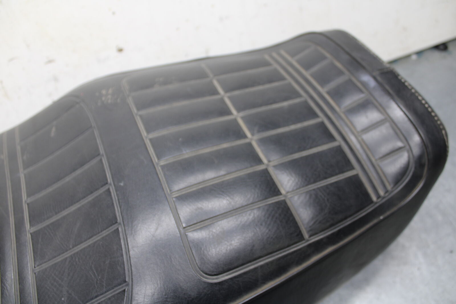 82-83 YAMAHA MAXIM 750 FRONT DRIVERS SEAT BB671