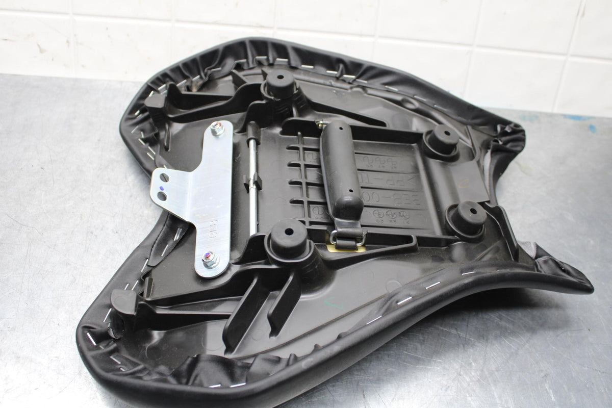 22-23 YAMAHA YZF R7 FRONT DRIVERS SEAT PAD SADDLE PILLION BB583