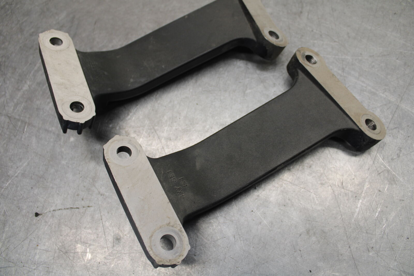 05-06 YAMAHA ROYAL STAR REAR PASSENGER FOOT STEP MOUNT BRACKET BB697