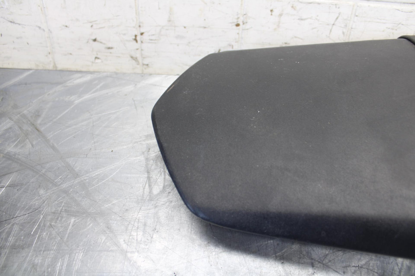 04-06 YAMAHA YZF R1 REAR BACK PASSENGER TANDEM SEAT PAD SADDLE PILLION BB491