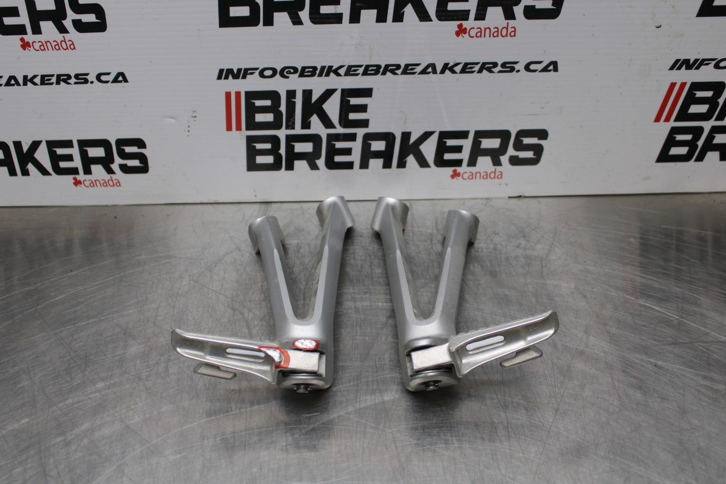 06-07 SUZUKI GSXR 600 REAR BACK PASSENGER PEG SET PAIR BB178