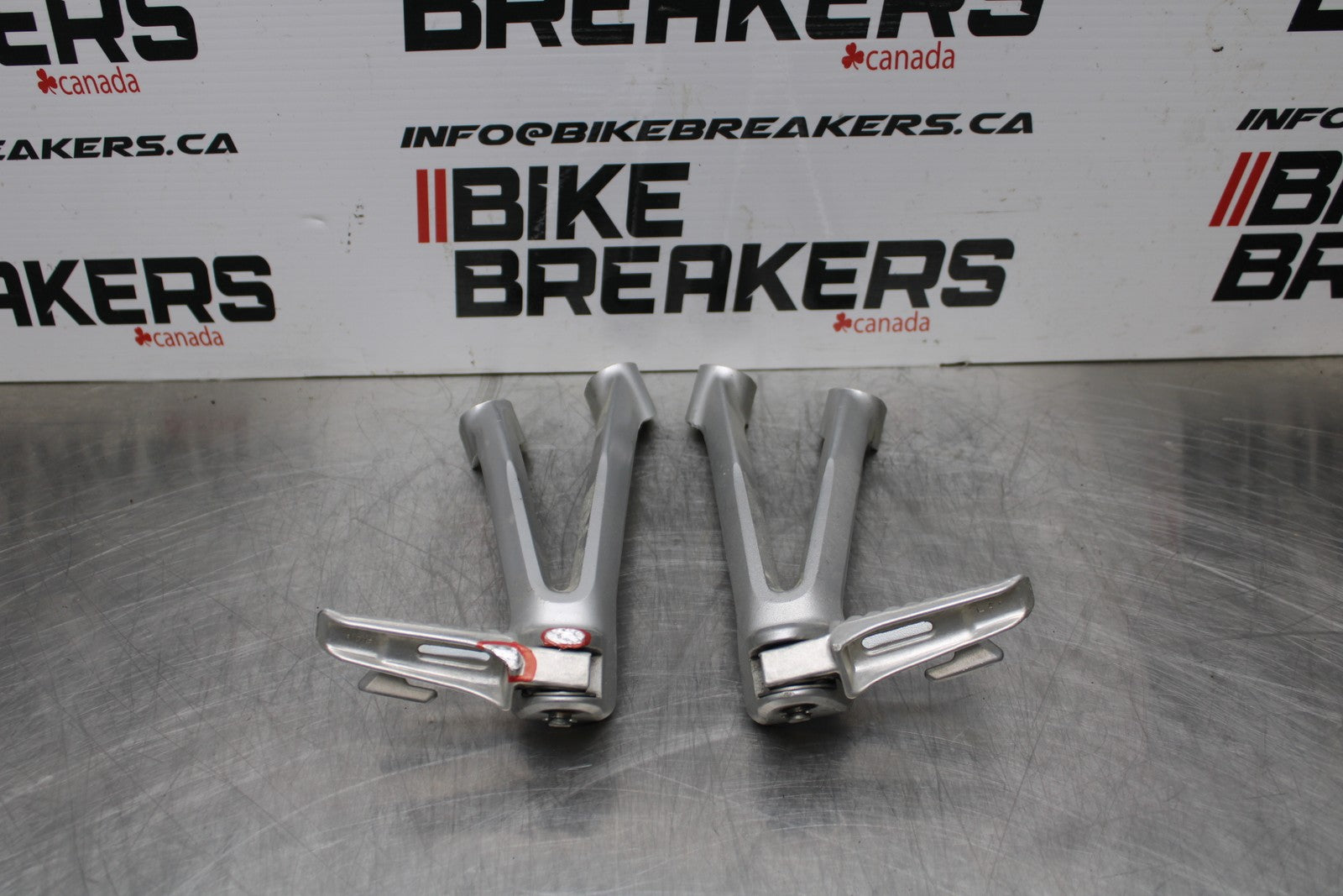 06-07 SUZUKI GSXR 600 REAR BACK PASSENGER PEG SET PAIR BB178