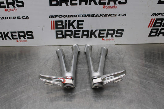 06-07 SUZUKI GSXR 600 REAR BACK PASSENGER PEG SET PAIR BB178