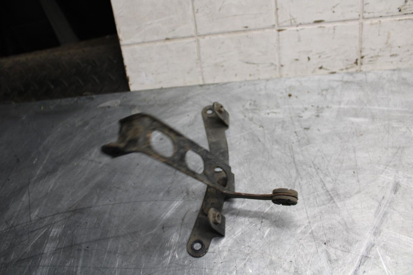 2008 Suzuki GSXR1000 OIL COOLER MOUNTING BRACKET MOUNT SUPPORT BB519
