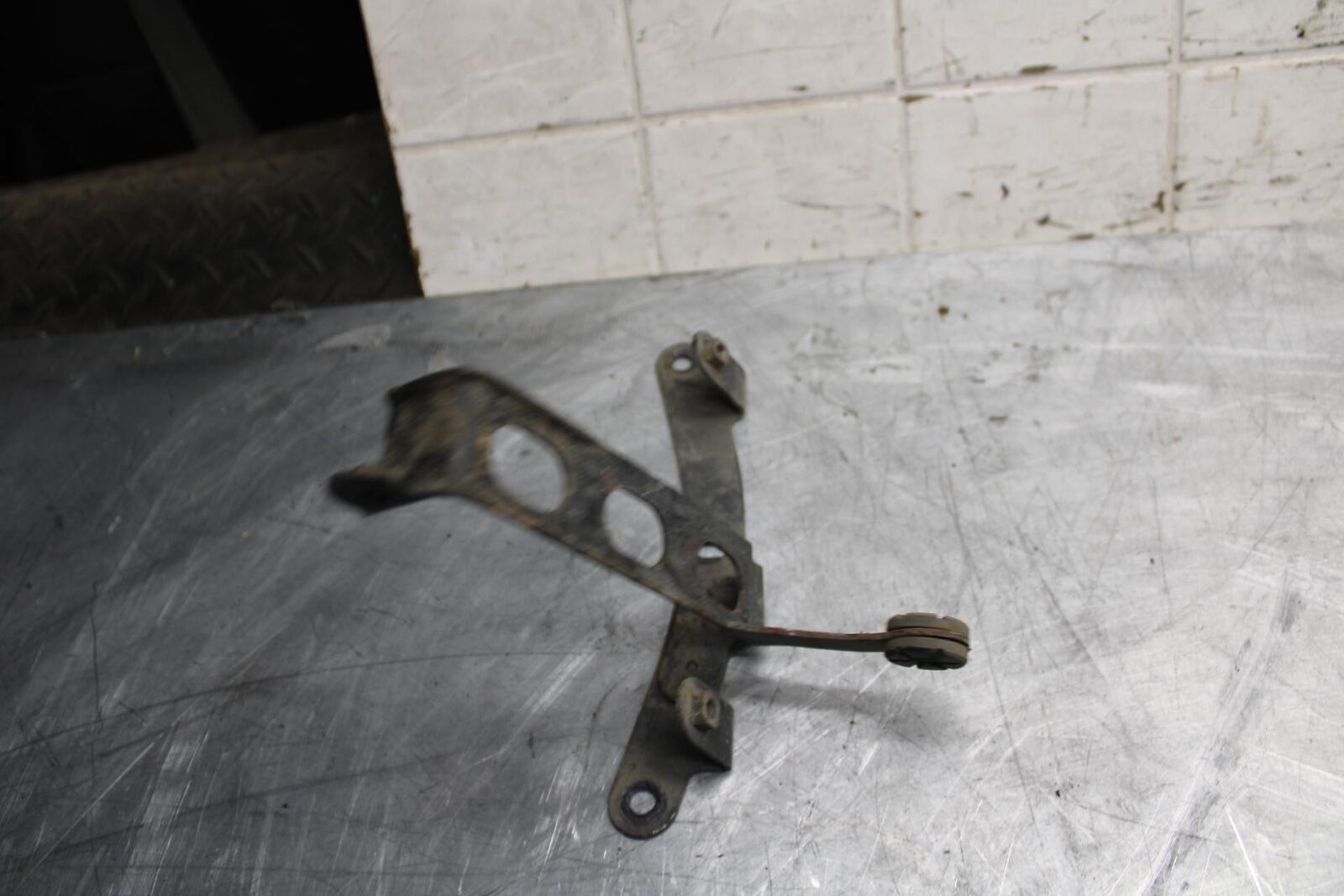 2008 Suzuki GSXR1000 OIL COOLER MOUNTING BRACKET MOUNT SUPPORT BB519