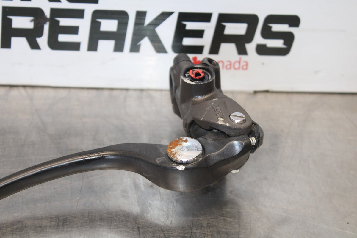 18 SUZUKI GSXR750 FRONT BRAKE MASTER CYLINDER w/ LEVER BB891