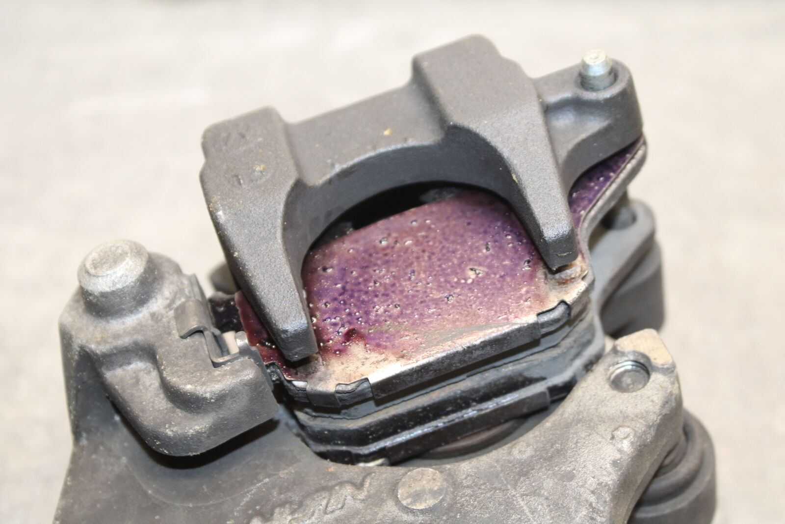 08-09 YAMAHA YZF R6S REAR BACK BRAKE CALIPER W MOUNT BRACKET BB115