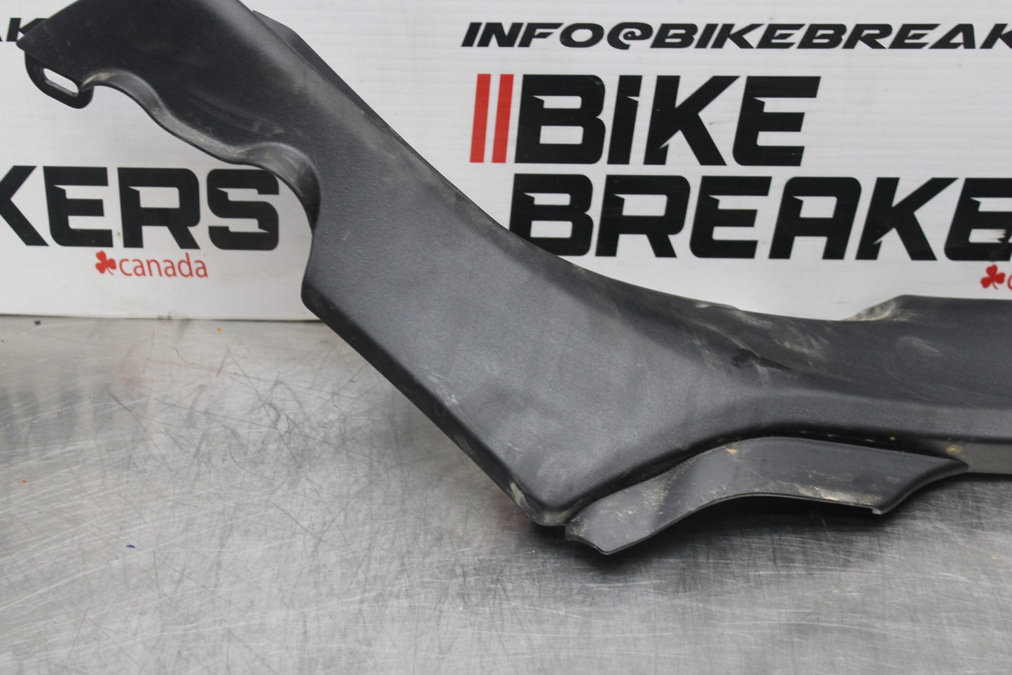 22-25 YAMAHA YZF R7 RIGHT FRONT SIDE SEAT SADDLE PANEL TRIM COWL FAIRING BB769