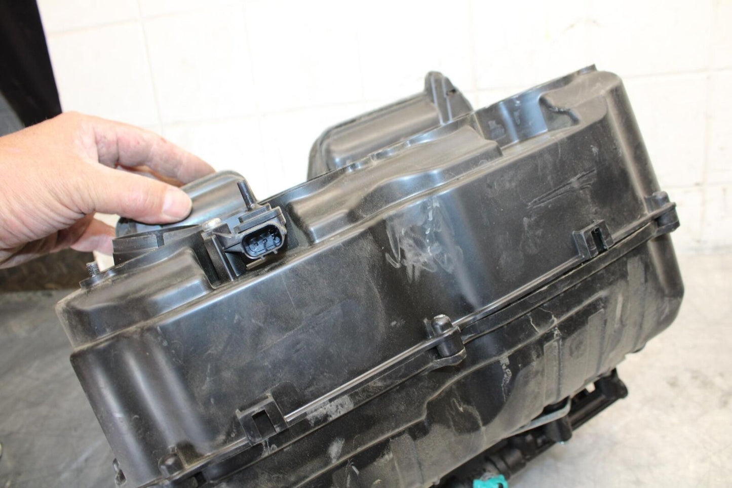 2011 Honda CBR600RR AIRBOX  INTAKE FILTER BOX 17220-MFJ-D00 17240-MFJ-D00 BB520