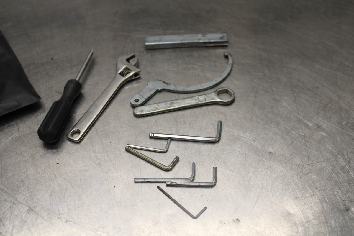 05-08 TRIUMPH SPEED TRIPLE 1050 STOCK TOOLS OEM TOOL BAG KIT SET BB933