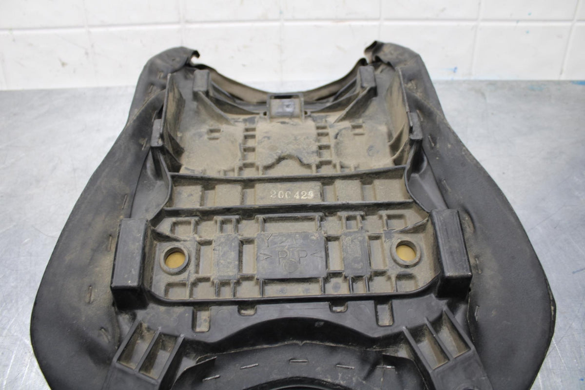 2007 Yamaha YZF R6 FRONT DRIVERS SEAT PAD SADDLE PILLION 2C0-24710-00-00 BB590