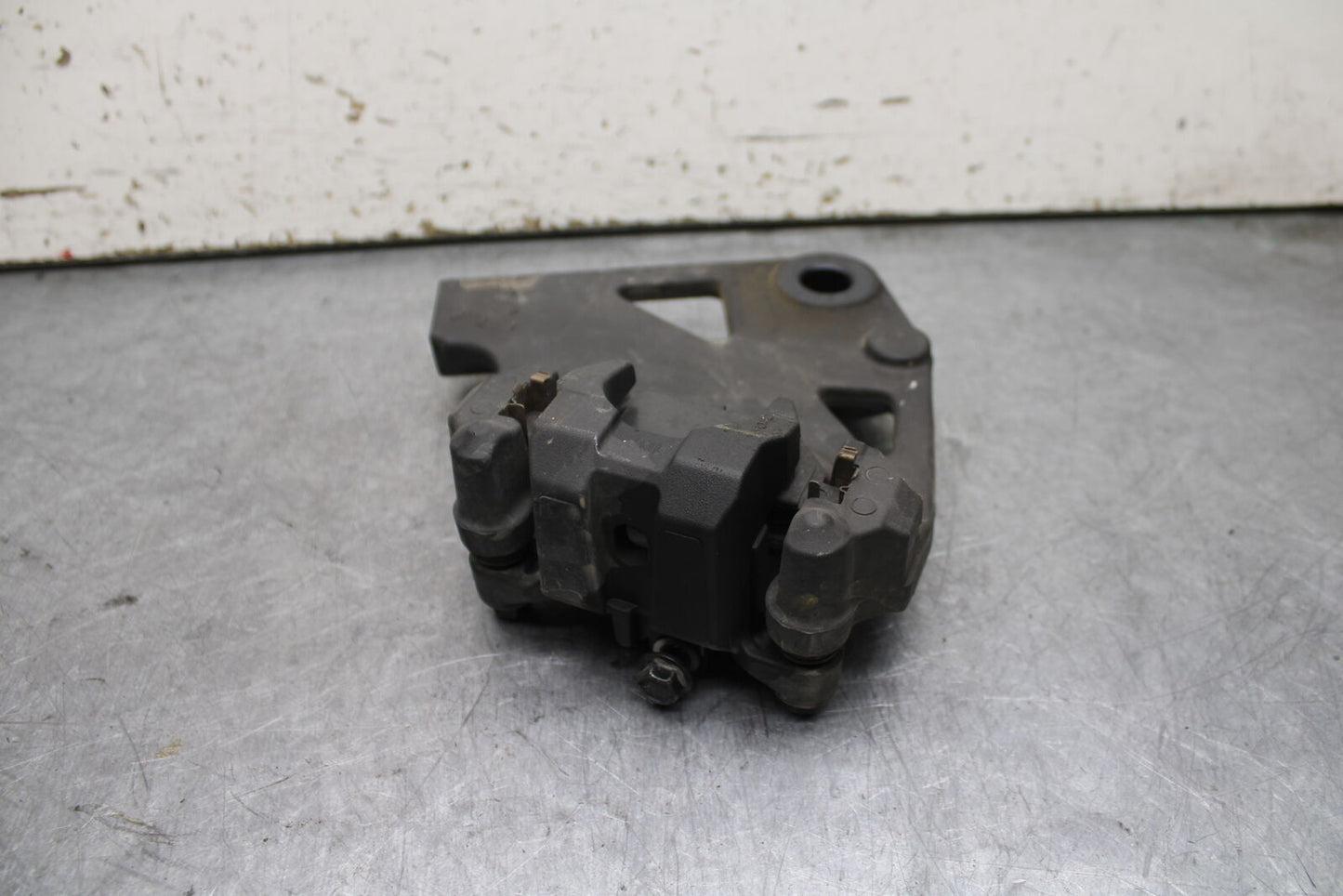 17-24 YAMAHA BOLT XVS950 REAR BACK BRAKE CALIPER W MOUNT BRACKET BB729