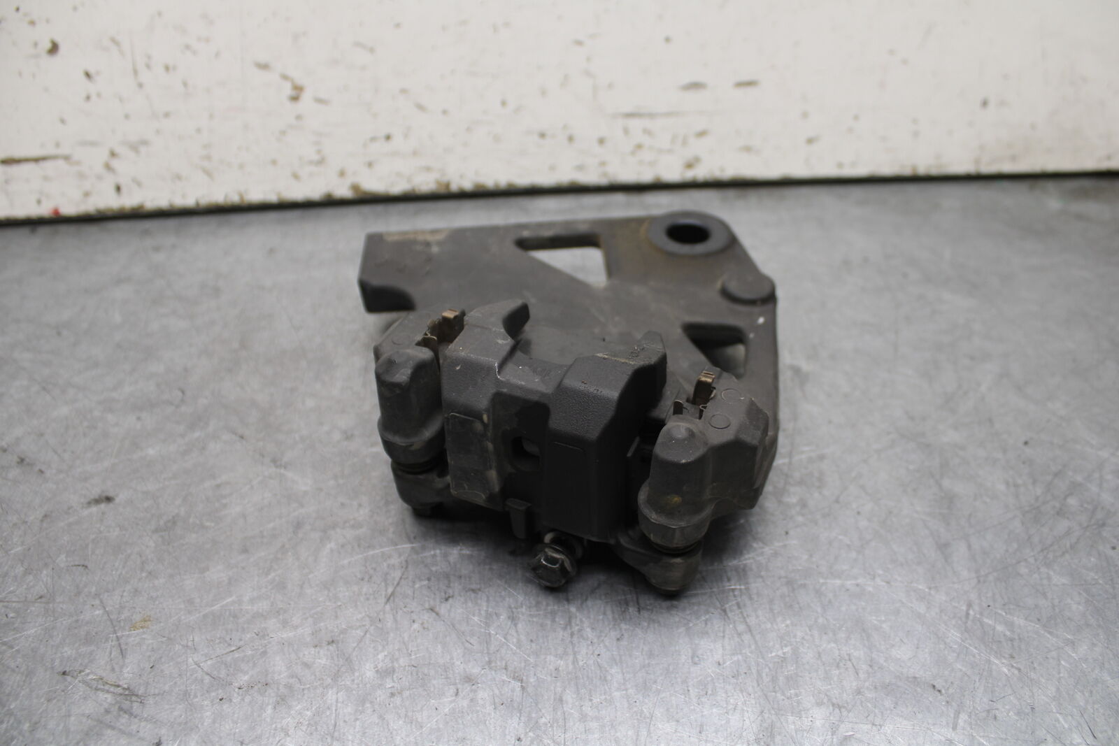 17-24 YAMAHA BOLT XVS950 REAR BACK BRAKE CALIPER W MOUNT BRACKET BB729
