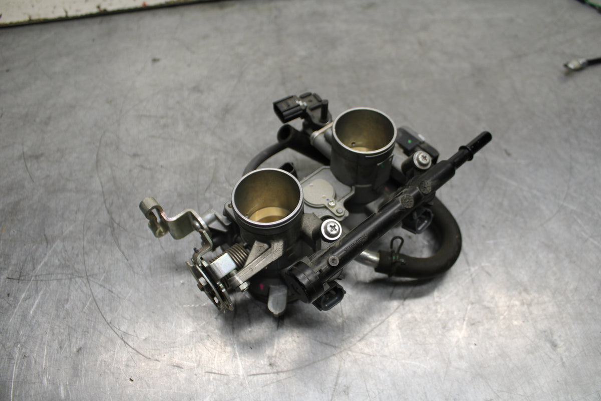 19-22 KAWASAKI Z400 MAIN FUEL INJECTORS / THROTTLE BODIES BB738