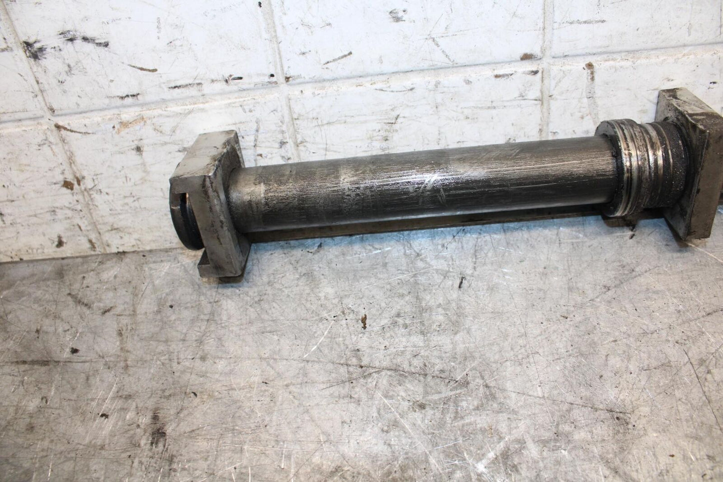 2002 Yamaha YZF R6 REAR AXLE  WHEEL RIM PIVOT BOLT AXEL 4XV-25381-00-00 BB545