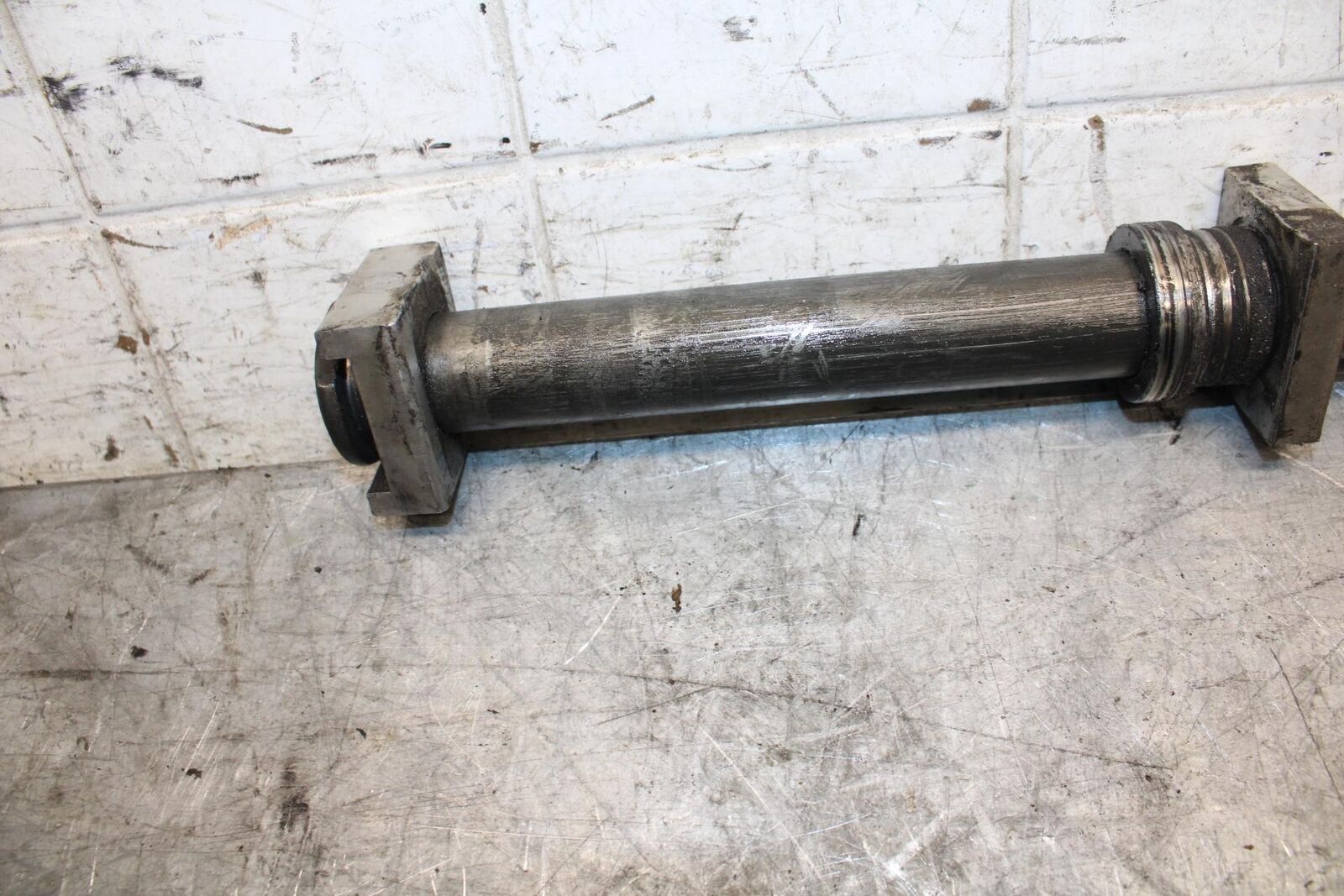 2002 Yamaha YZF R6 REAR AXLE  WHEEL RIM PIVOT BOLT AXEL 4XV-25381-00-00 BB545
