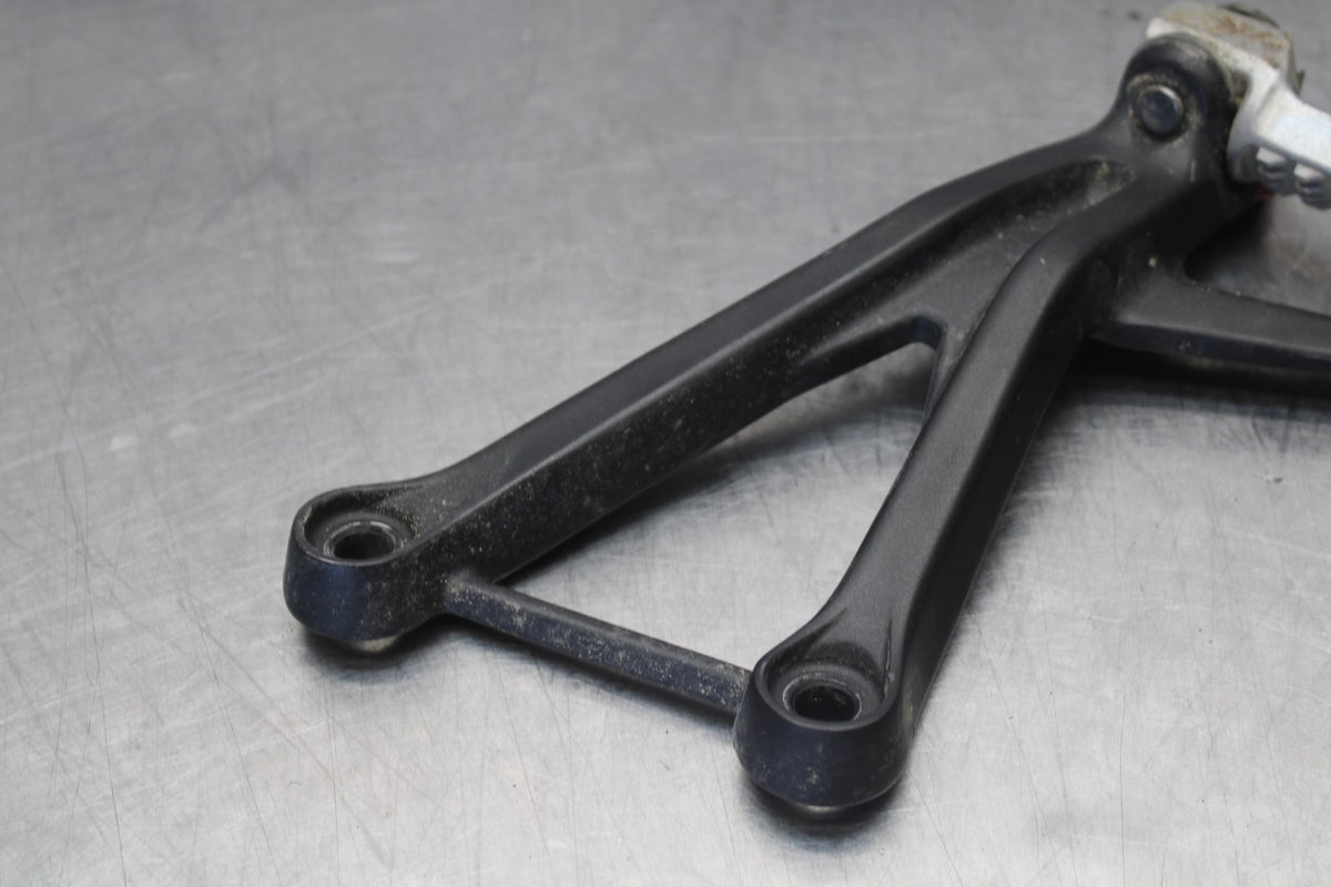 23-26 KAWASAKI NINJA ZX4RR RIGHT REAR BACK PASSENGER PEG BB898