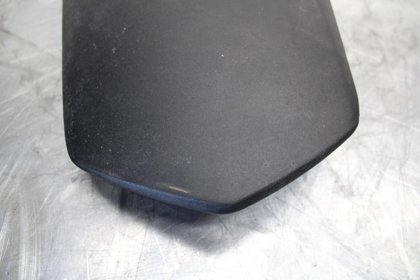 04-06 YAMAHA YZF R1 REAR BACK PASSENGER TANDEM SEAT PAD SADDLE PILLION BB491