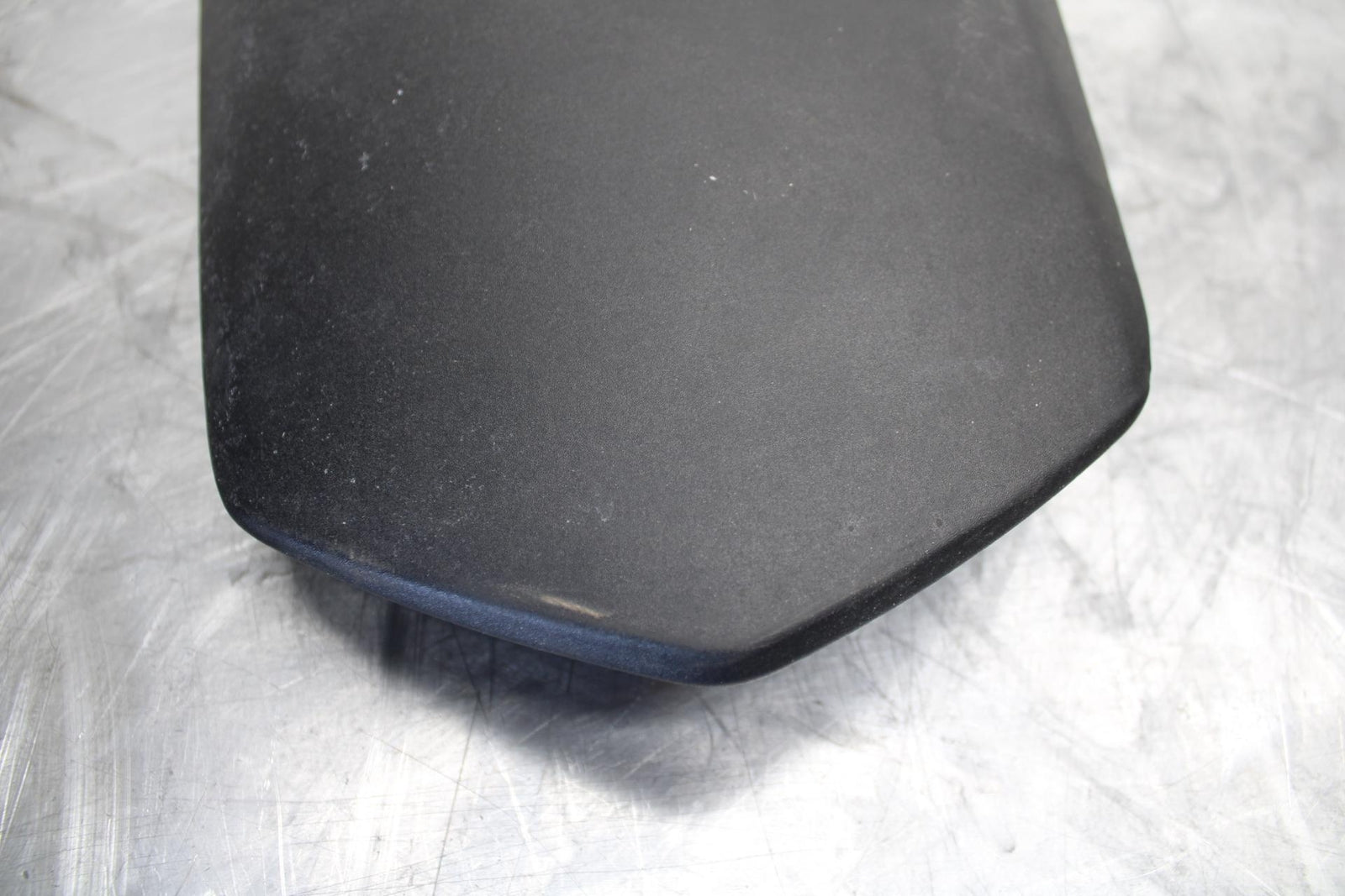 04-06 YAMAHA YZF R1 REAR BACK PASSENGER TANDEM SEAT PAD SADDLE PILLION BB491