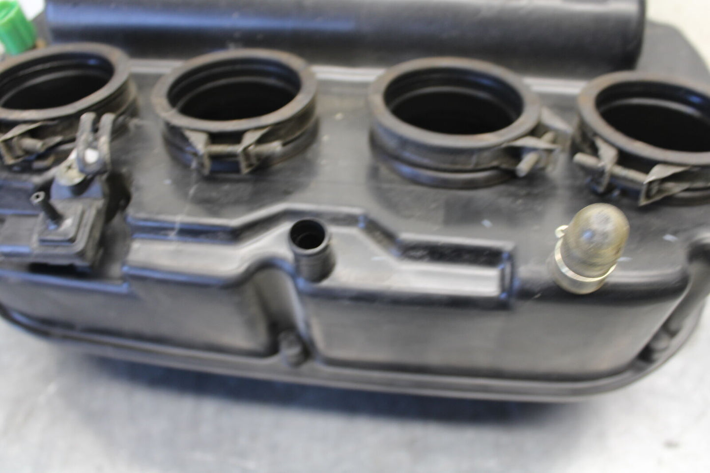 04 SUZUKI GSXR600 AIRBOX AIR INTAKE FILTER BOX 13700-29G00  BB676