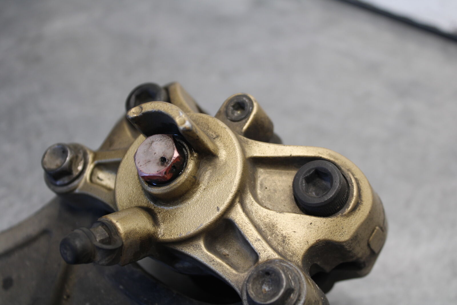04-05 SUZUKI GSXR600 REAR BACK BRAKE CALIPER W MOUNT BRACKET BB658