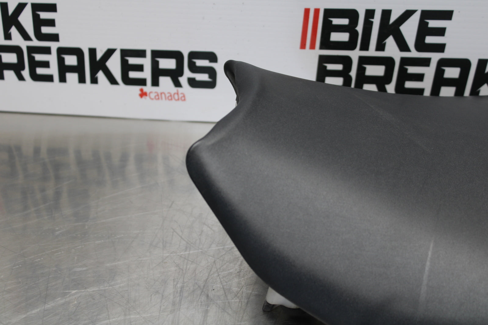 04-05 KAWASAKI NINJA ZX10R FRONT DRIVERS SEAT PAD SADDLE PILLION BB163