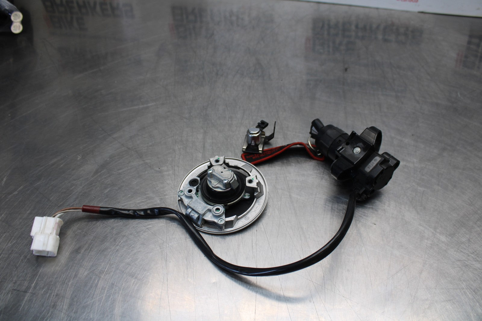 21-23 KAWASAKI NINJA ZX6R IGNITION LOCK KEY SET W/ GAS CAP AND SEAT LOCK BB179