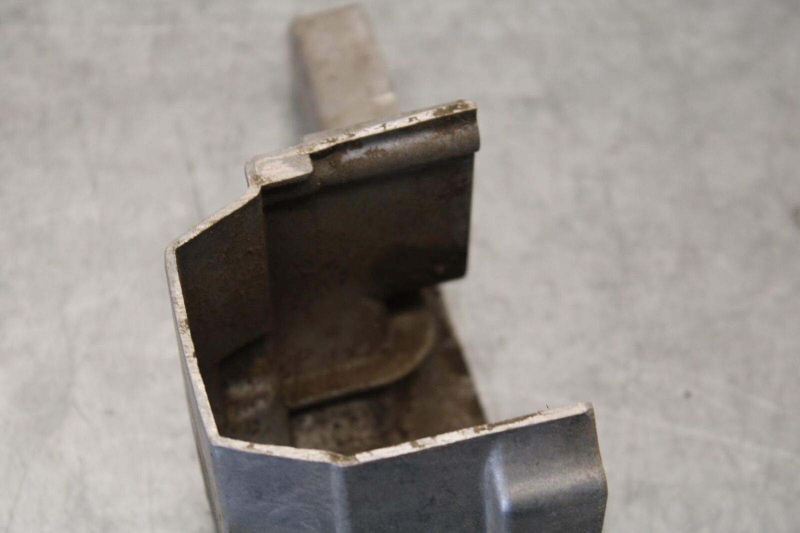 75 SUZUKI GT 550 ENGINE MOTOR OIL PUMP COVER  BB67
