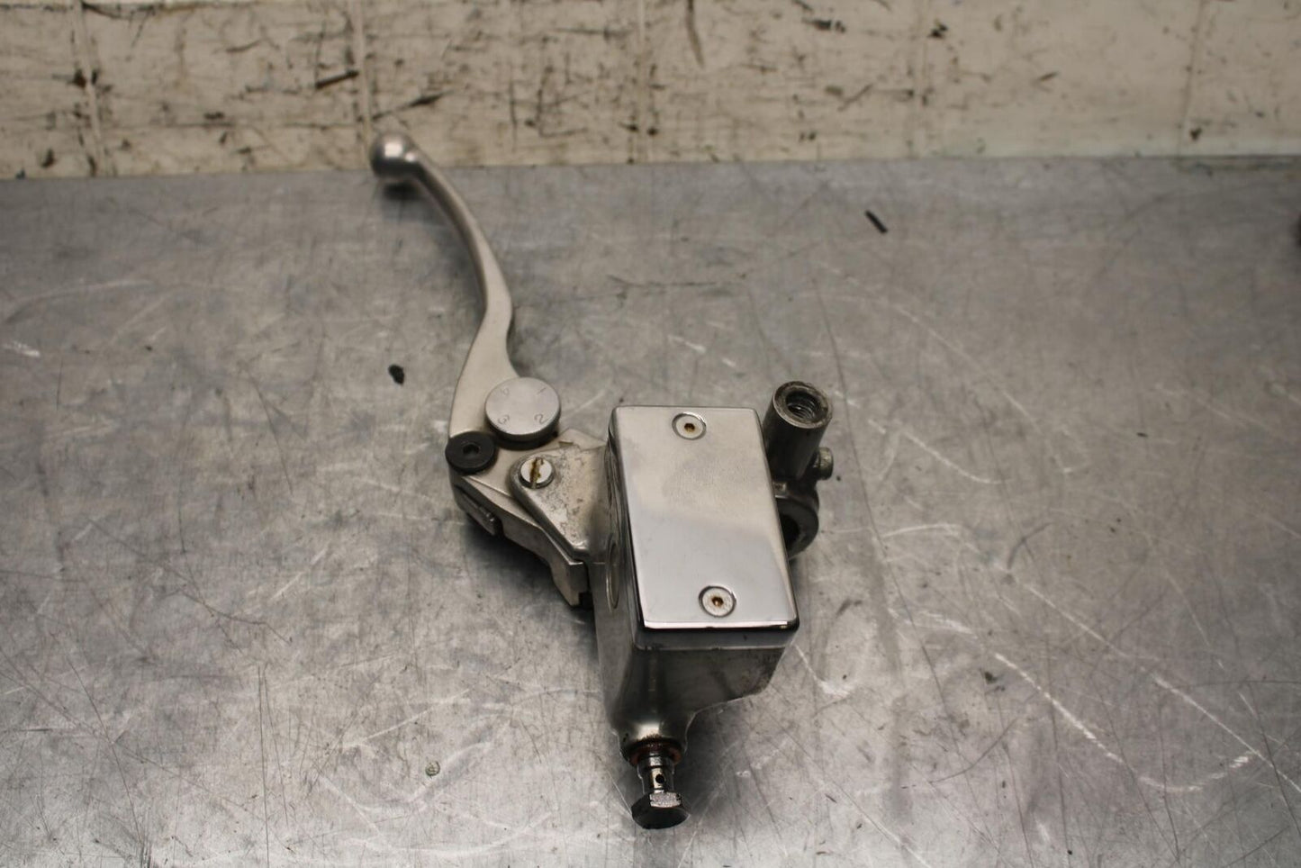 2004 Suzuki Intruder 1500 VL1500 FRONT BRAKE MASTER CYLINDER 59600-10F20 BB573