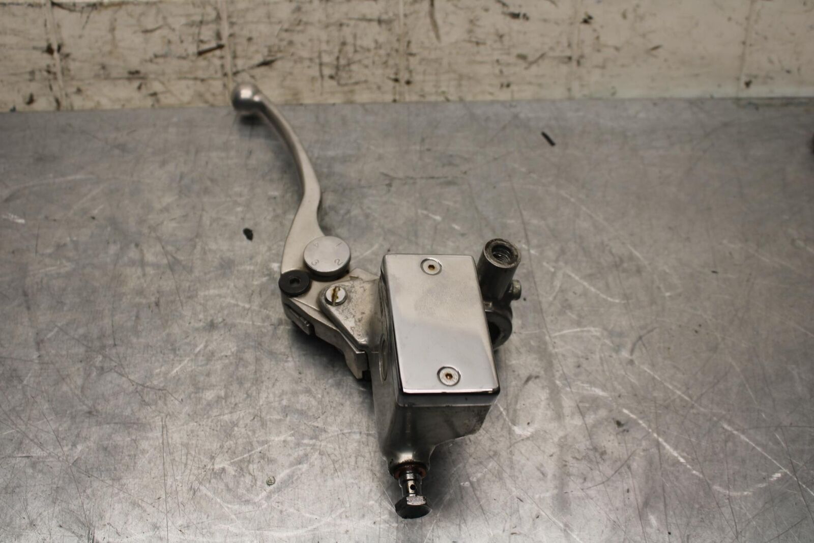 2004 Suzuki Intruder 1500 VL1500 FRONT BRAKE MASTER CYLINDER 59600-10F20 BB573