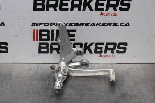 07 SUZUKI GSXR1000 RIGHT REARSET REAR SET DRIVER FOOT PEG REST STOP BB770