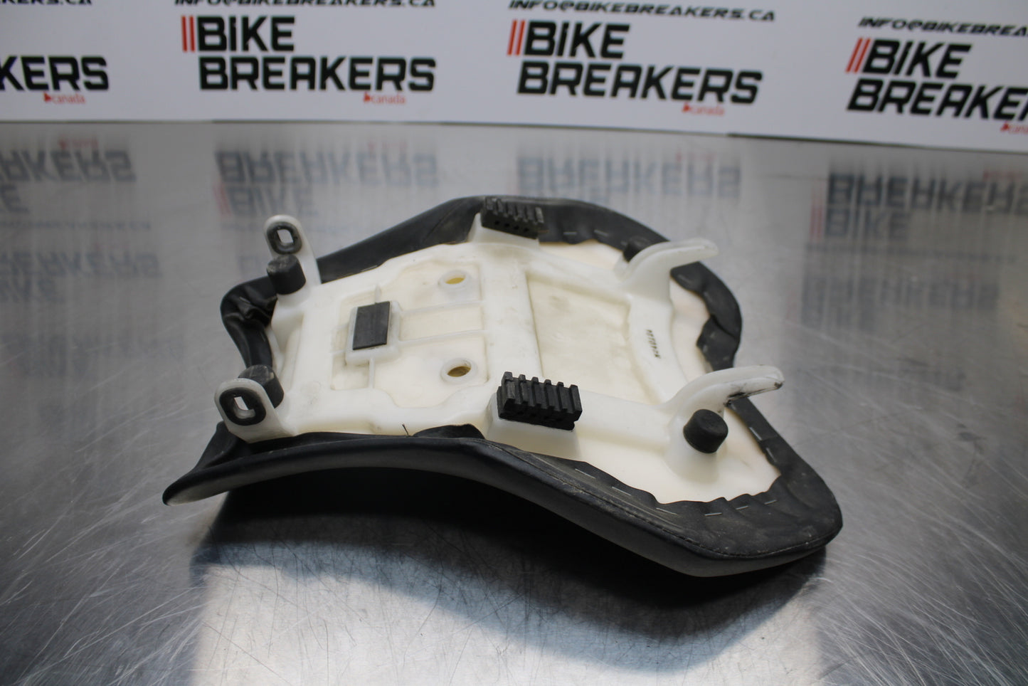 11 SUZUKI GSXR1000 FRONT DRIVERS SEAT PAD SADDLE PILLION BB142