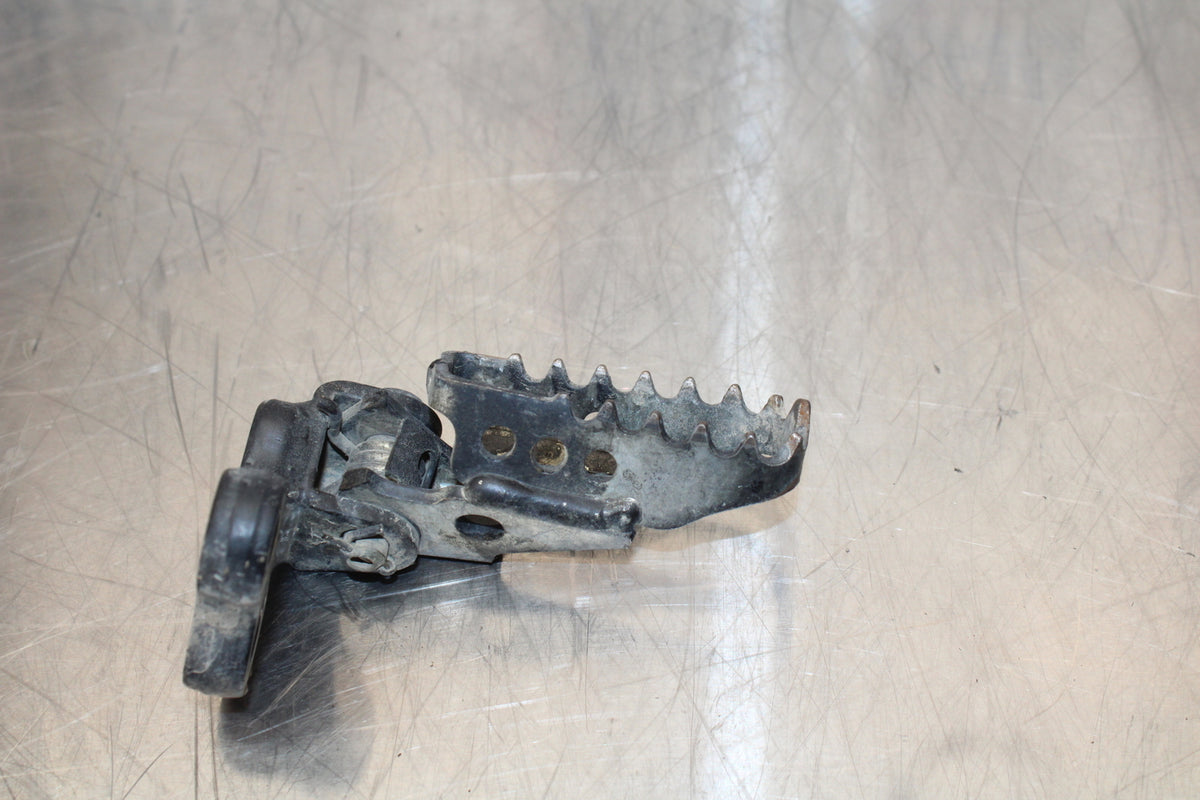 19 YAMAHA TTR230 LEFT RIGHT FOOT RESTS PEGS  BB146