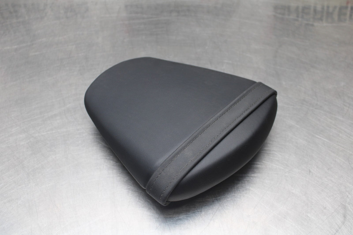 11-23 SUZUKI GSXR 600 REAR BACK PASSENGER TANDEM SEAT PAD SADDLE PILLION BB418