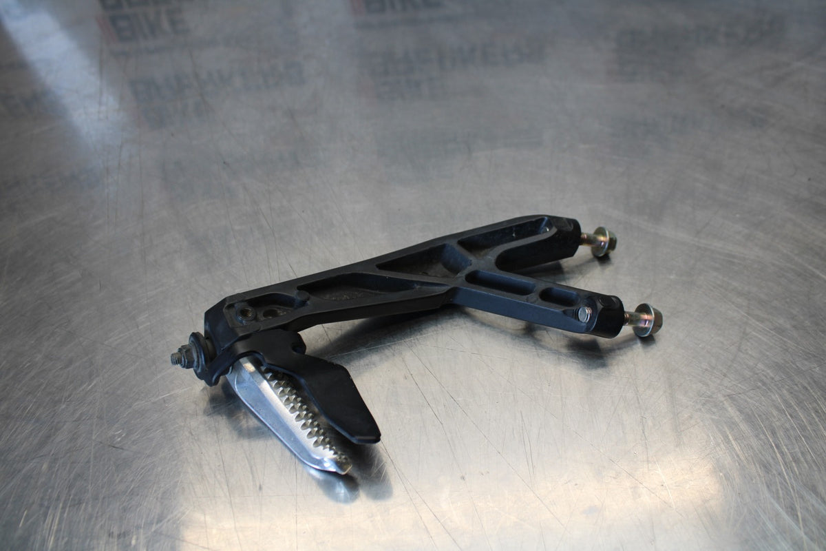 22-25 YAMAHA YZF R7 RIGHT REAR BACK PASSENGER PEG BB176
