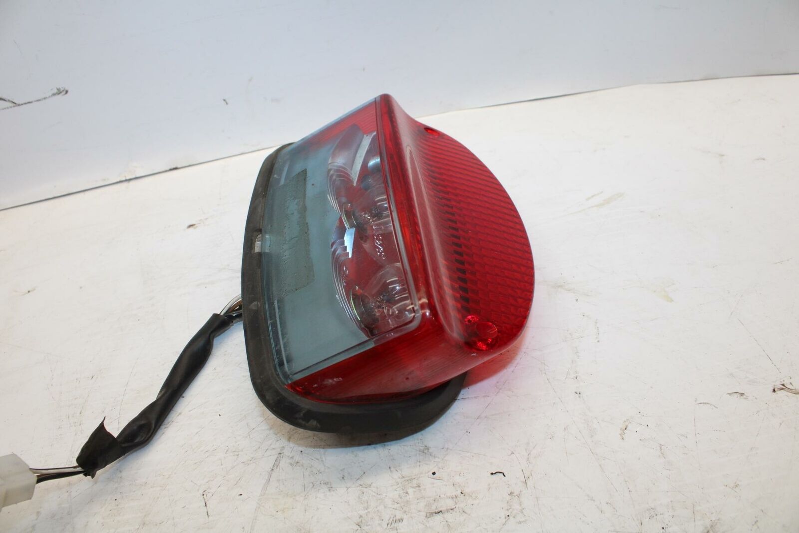 04-09 SUZUKI GS500F REAR TAIL TAILLIGHT BACK BRAKE LIGHT 35710-01D30 BB261